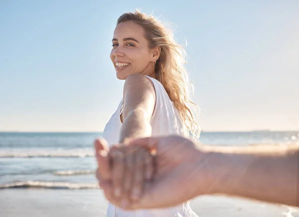 Stranden Kärlek Och Stöd Med Ett Par Som Håller Händerna — Stockfoto