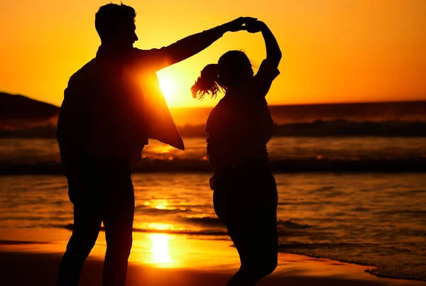 夕阳西下 在海滩边跳舞 勾勒出一对情侣的轮廓 在一起谈情说爱 旅行和波多黎各度假 日出和大自然 男人和女人在海边跳舞度假 快乐和放松 — 图库照片