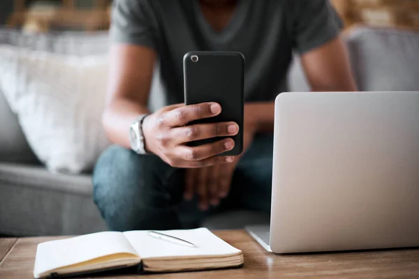 Hände Telefon Und Mann Mit Laptop Planen Auf Dem Sofa — Stockfoto