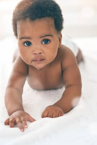 Bebê Bonito Crianças Negras Retrato Rastejar Cama Para Brincar Divertir — Fotografia de Stock