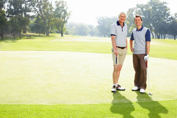 Dois Golfistas Sorrir Comprimento Total Dois Homens Campo Golfe Sorrindo — Fotografia de Stock
