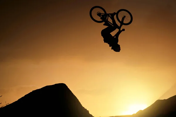Rowerzysta Fitness Skok Kaskaderski Zachodzie Słońca Colorado Wsi Góry Przyrody — Zdjęcie stockowe