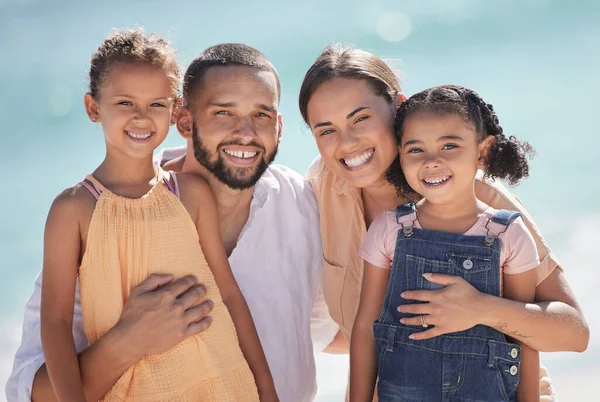 가족들은 해변에서 행복하게 웃으면서 질높은 시간을 보내는 즐기고 아빠와 엄마는 — 스톡 사진