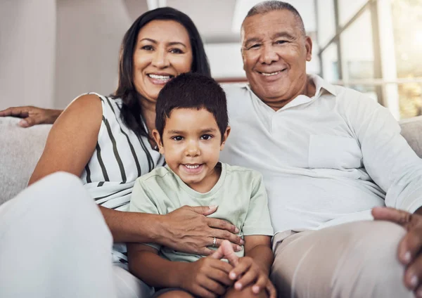 子供と祖父母 または養子が笑顔と愛を持って家のソファに座っている親を育てる 少年少女の肖像画男と女両親ボンディングで彼らのプエルトリコの家 — ストック写真