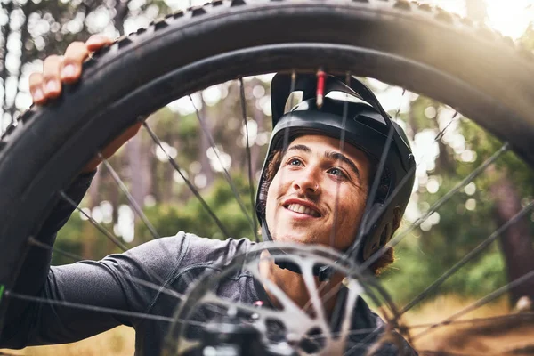 自行车 自行车和人检查轮胎质量 压力或稳定性 用于自然旅行 锻炼或健身训练 加拿大森林公园山地自行车运动员健康锻炼轮检查 — 图库照片