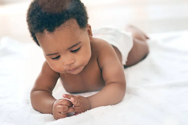 Bebek Çocuklar Evde Siyah Bir Bebekle Yatmak Çocuk Gelişimi Veya — Stok fotoğraf