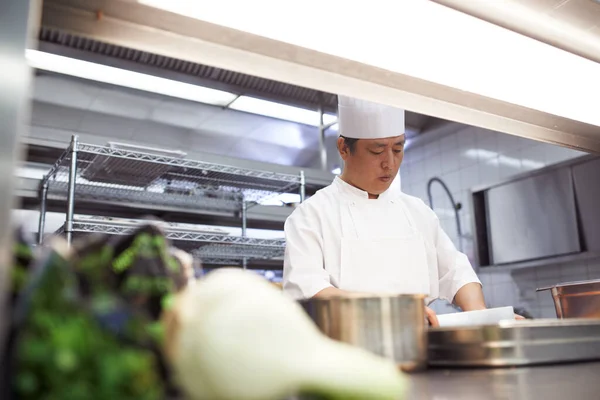 Uses Only Finest Ingredients Chefs Preparing Meal Service Professional Kitchen — Stock Photo, Image