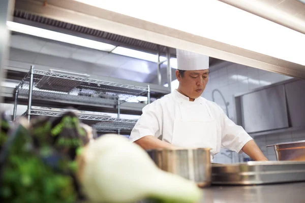 Jantar Será Servido Breve Chefs Preparando Serviço Refeição Uma Cozinha — Fotografia de Stock