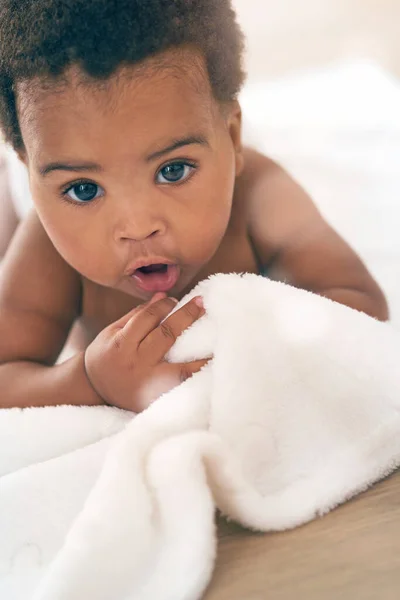 Schattige Baby Zwart Kind Kruipend Deken Voor Spel Plezier Ontspanning — Stockfoto