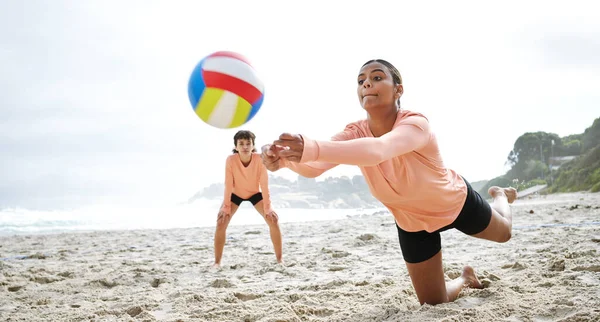 Βόλεϊ Αθλητισμός Και Ομαδική Εργασία Των Γυναικών Στην Παραλία Χτυπώντας — Φωτογραφία Αρχείου