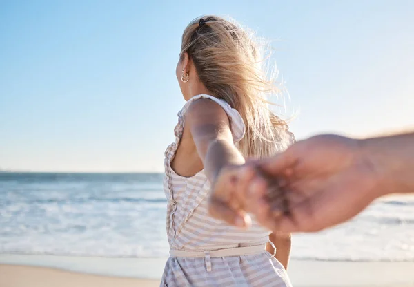 Χέρια Αγάπη Και Περπάτημα Ένα Ζευγάρι Στην Παραλία Κατά Διάρκεια — Φωτογραφία Αρχείου