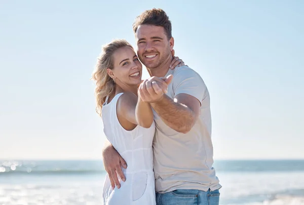 Ζευγάρι Χαμόγελο Πορτρέτου Και Αγκαλιά Στην Παραλία Για Αγάπη Φροντίδα — Φωτογραφία Αρχείου
