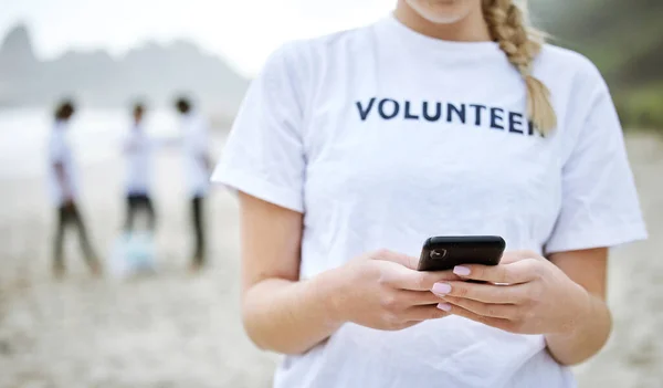 海滩上从事清洁 社交媒体和网络浏览的人手 电话和志愿者 地球日 环境可持续发展和女性在海滨使用5G移动电话提供社区服务 — 图库照片