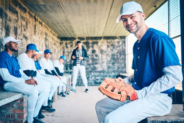 野球選手 スポーツダグアウトとゲームからの幸福とスポーツチームを持つ男の肖像画 フィットネス ソフトボールのグループトレーニングに満足しているスペインからの幸せ 笑顔と選手 — ストック写真