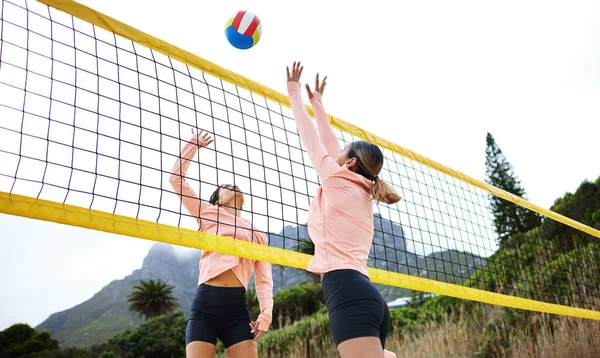 Волейбол Пляж Шипы Спортивными Женщинами Играющими Игры Открытом Воздухе Тренировок — стоковое фото