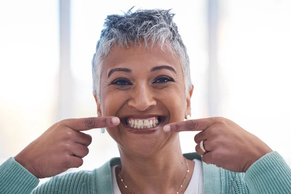 Mujer Mayor Sonrisa Manos Para Bienestar Los Dientes Feliz Por —  Fotos de Stock