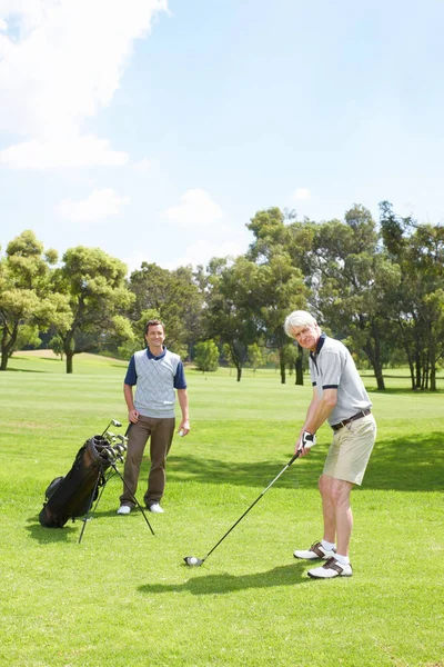 Njuter Att Vara Tillsammans Kursen Golfkamrater Ute Banan Spelar Golfrunda — Stockfoto
