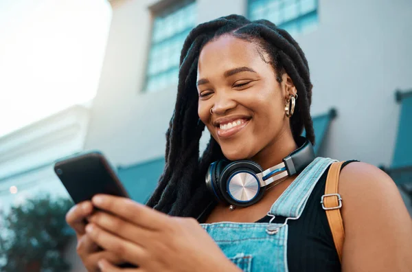 도시에 전화가 온라인 캐스트나 라디오를 음악을 스트리밍을 즐기는 아프리카 미국인 — 스톡 사진