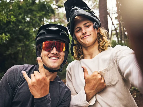 Friends Forest Cool Fitness Selfie Fitness Cycling Helmet Smile Hands — Stock Photo, Image