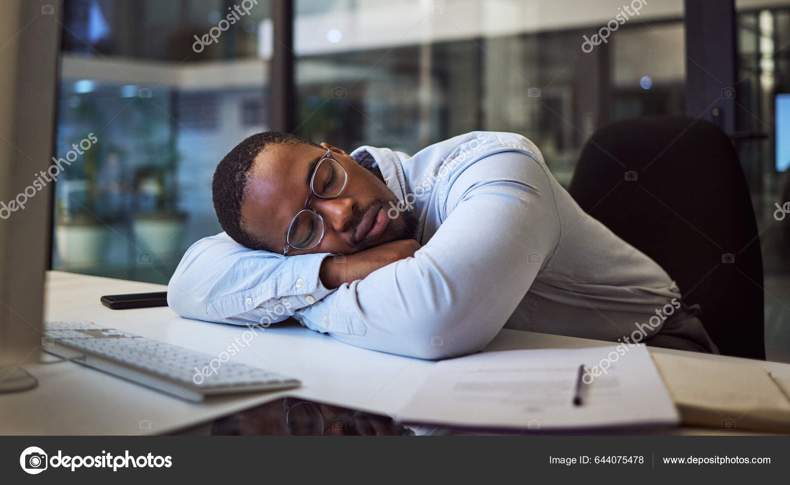 Hombre Negro Negocio Cansado Durmiendo Escritorio Oficina Nocturna Después  Programación — Foto de stock #644075478 © PeopleImages.com, image size:1600x983