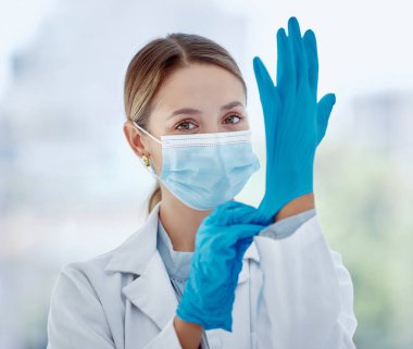 Kadın doktor, yüz maskesi ve eldiven güvenliği, tıp hastanesi, laboratuvar ve klinikte risk. Portre Corona virüsü hemşiresi, sağlık uzmanı ve profesyonel terapist.