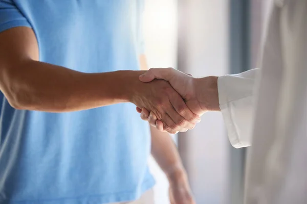 在会诊过程中 与病人 医护人员或医生握手 打招呼或介绍 与他们握手 信任和尊重 用感谢你的手势或欢迎 同意或问候的方式结束男人的生活 — 图库照片
