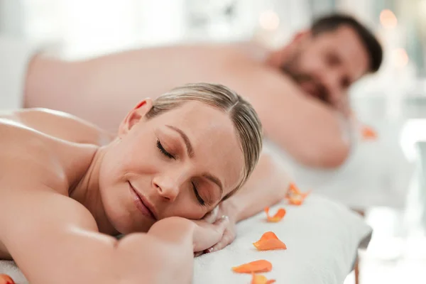 奢侈和夫妇在温泉放松 身体降和睡眠在酒店的背部治疗 男子和妇女在保健沙龙的护肤化妆品治疗期间睡觉 — 图库照片