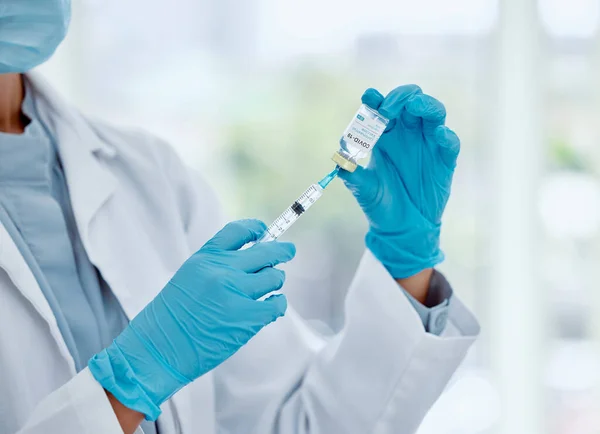 Covid Aşısı Enjeksiyon Corona Virüsü Iğnesi Şişe Şırıngası Olan Doktor — Stok fotoğraf
