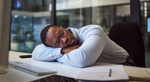 Homem Negro Negócios Cansado Dormindo Mesa Escritório Noturno Depois Programar — Fotografia de Stock