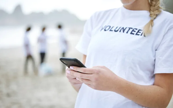 Telefon Eller Plajda Temizlik Sosyal Medya Internet Taraması Için Gönüllü — Stok fotoğraf