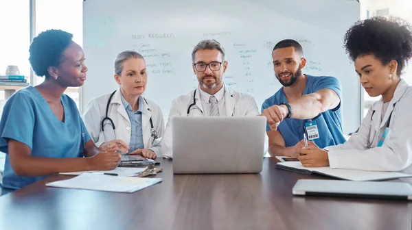 Medicinska Möten Forskning Och Läkare Som Planerar Vårdinnovation Vid Ett — Stockfoto