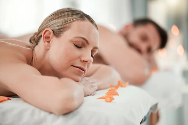 Vrouw Bed Spa Voor Luxe Massage Ontspannen Ademen Zen Vakantie — Stockfoto