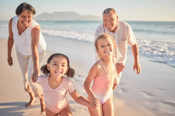 Κορίτσι Παιδιά Και Ευτυχισμένοι Παππούδες Στην Παραλία Διακοπές Διακοπές Μαζί — Φωτογραφία Αρχείου