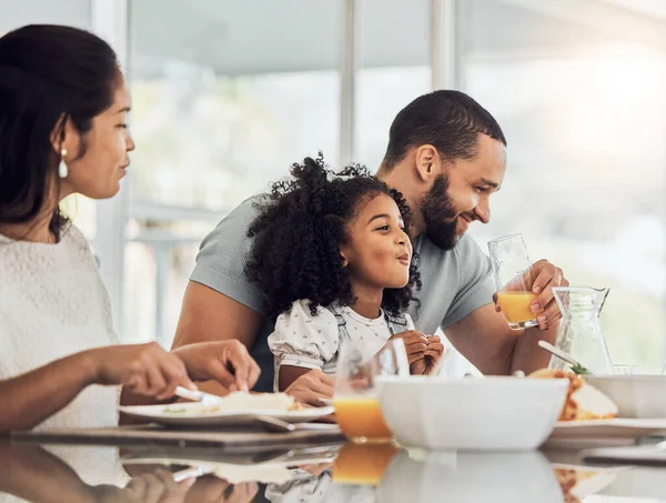 Familia Feliz Desayuno Comer Mesa Casa Hablar Discutir Juntos Amor — Foto de Stock