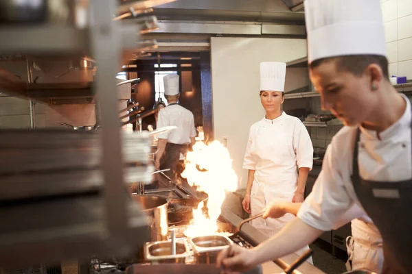 Calentando Cocina Chefs Preparando Servicio Comidas Una Cocina Profesional —  Fotos de Stock