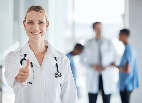 Pulgares Hacia Arriba Sonrisa Feliz Médico Mujer Éxito Hospital Médico —  Fotos de Stock