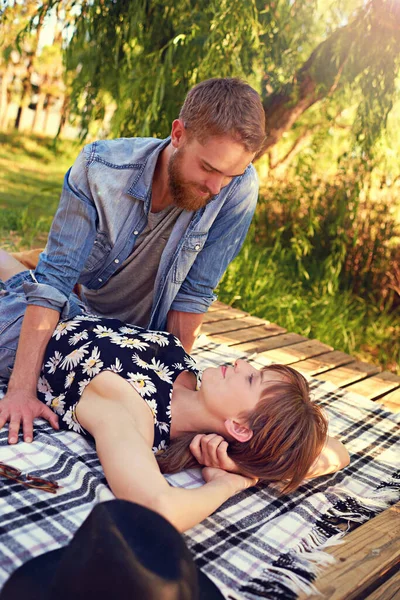 Romance Parc Jeune Couple Affectueux Couché Sur Une Couverture Extérieur — Photo