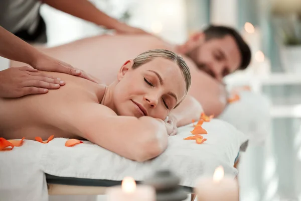 Lieben Entspannen Und Zweit Einem Wellnessbereich Für Eine Massage Hochzeit — Stockfoto