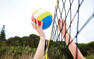 Eller, fitness ve plaj voleybolu. Bir kadın, maç ya da maçta gol atıyor. Spor, antrenman ve turnuvada top tutan bayan sporcu spor yapmak ya da dışarıda antrenman yapmak için..