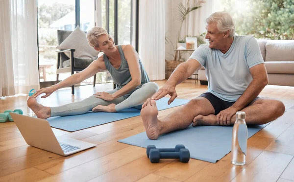 在客厅地板上一起做伸展运动 健身和老年夫妇在网上锻炼 健康的老年男女参加健身训练 并在网上播放运动视频 — 图库照片