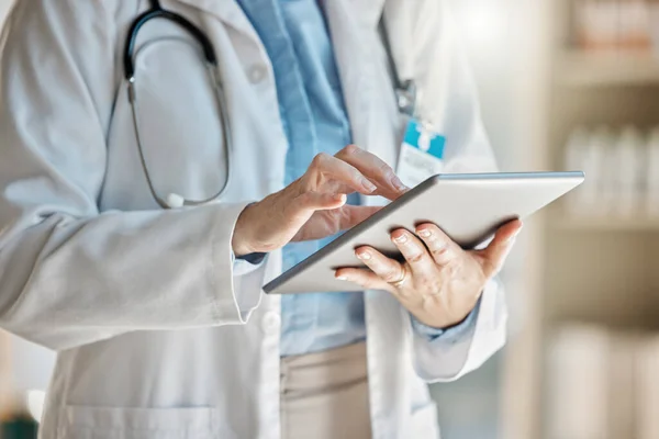 Médico Escritório Tablet Para Pesquisa Mail Comunicação Artigo Médico Hospitalar — Fotografia de Stock