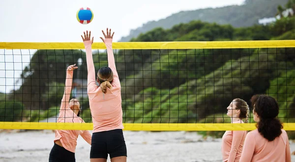 Volleyball Strand Und Sand Mit Sportlerinnen Die Ein Spiel Freien — Stockfoto