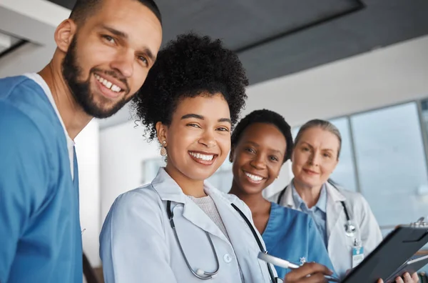 在加拿大医院工作的医药 医生和医疗团队 带着对医疗形象 多样性和团队合作的微笑 与护士 员工或诊所员工的信任 合作或心脏科 — 图库照片