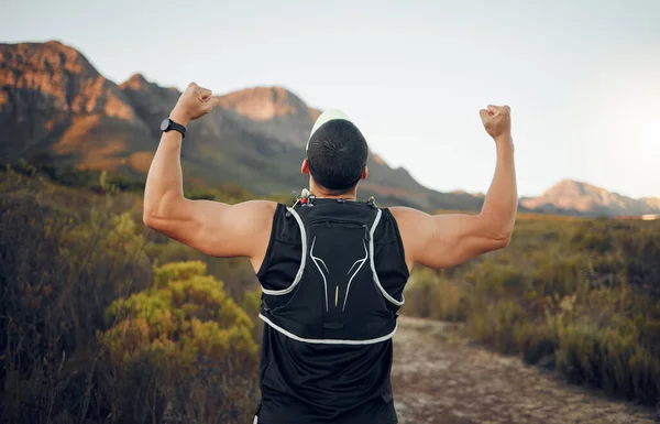 山とバックビューでランナーの男の成功は カーディオ運動の目標の勝利を祝う 南アフリカのブッシュで達成のお祝いを実行している筋肉 フィットネスライフスタイルの男性 — ストック写真