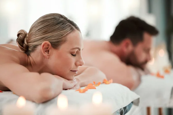 Relax Wellness Und Paar Auf Massagetisch Für Luxuriöse Botschaften Zen — Stockfoto
