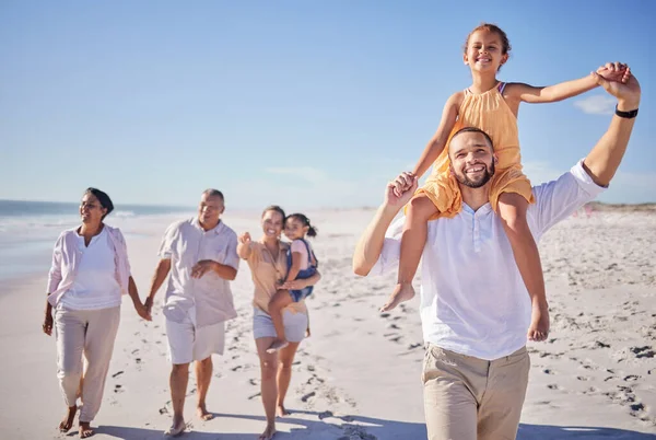 Pantai Keluarga Dan Ayah Dengan Anak Perempuan Belakang Dan Kakek — Stok Foto