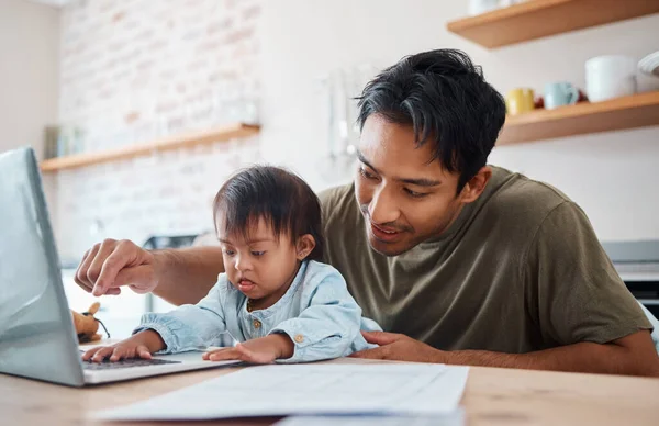 Vader Syndroom Baby Laptop Keuken Hechting Met Kind Tijdens Het — Stockfoto