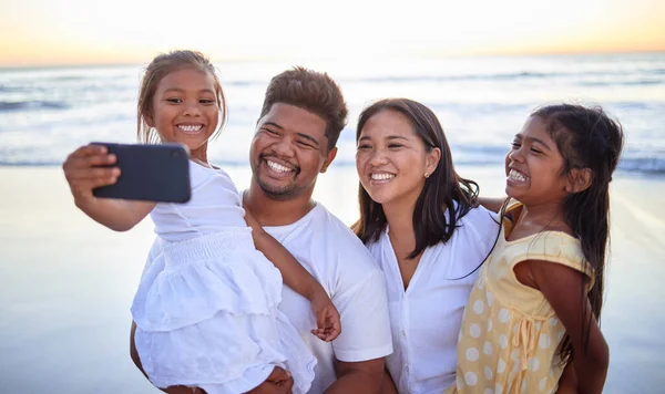 Rodinné Selfie Šťastná Pláž Rodiče Dovolené Moře Dětmi Cancúnu Úsměv — Stock fotografie