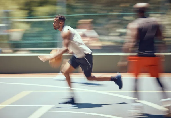 健身和篮球运动 精力充沛 在球场上进行有氧运动 训练和锻炼 行动或健康的黑人男子或运动员在夏季的一项运动中 身体模糊 — 图库照片