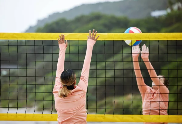 Волейбол Пляж Тренировки Спортивными Женщинами Играющими Летнюю Игру Открытом Воздухе — стоковое фото